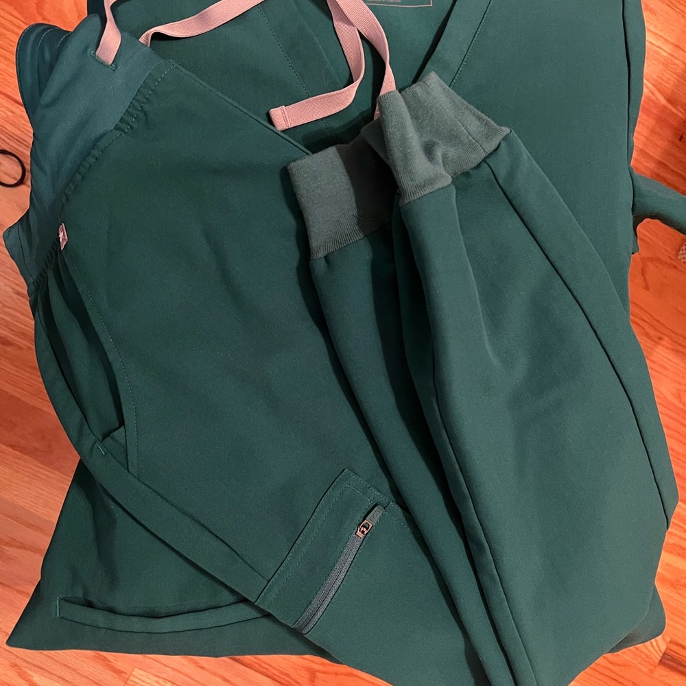 Figs jogger scrub set